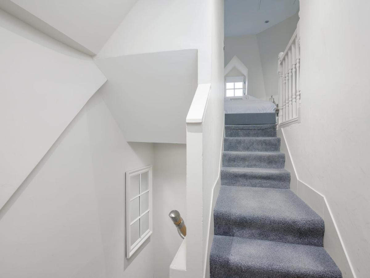 Pass The Keys Historic Ramsay Garden Apt With Balcony Views Edimburgo Exterior foto