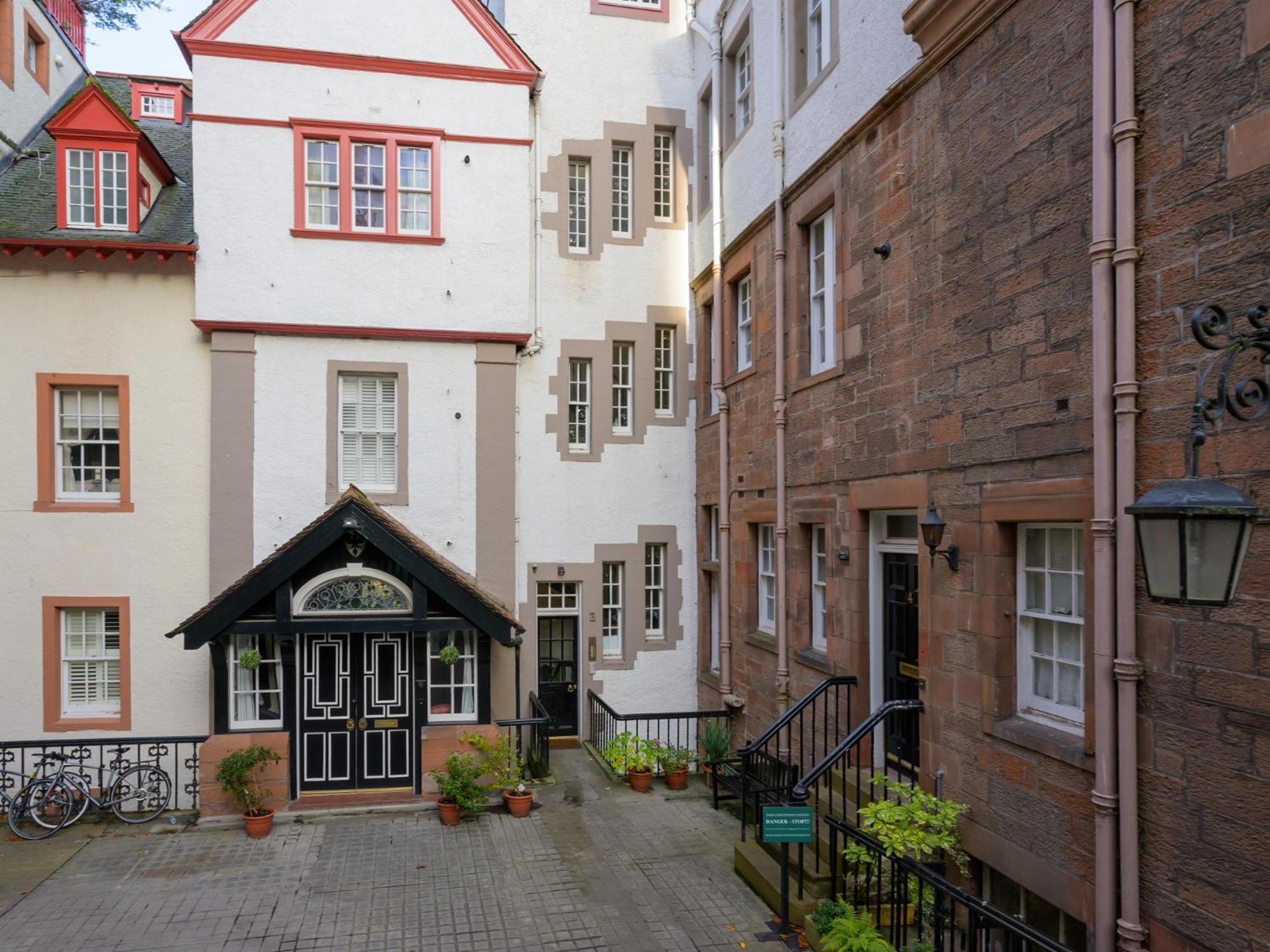 Pass The Keys Historic Ramsay Garden Apt With Balcony Views Edimburgo Exterior foto